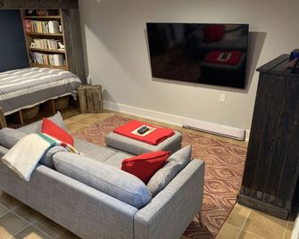 Charming Beaver Valley Farmhouse - Recently renovated family getaway - Flesherton - Living room
