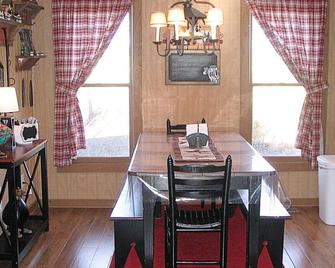 Rustique Cabin at Briarcreek Farm, Downstairs Only, Sleeps 4 - Covington - Dining room