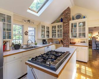 Historic 4-bedroom Farmhouse on Martha's Vineyard - West Tisbury - Kitchen