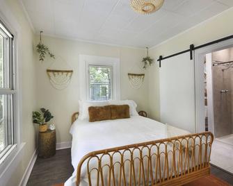 Bungalow style home - 10 min walk to beach! - Gulfport - Bedroom