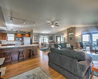 Calm Stewartstown Cottage on 90 Acres with Barn - Stewartstown - Sala de estar