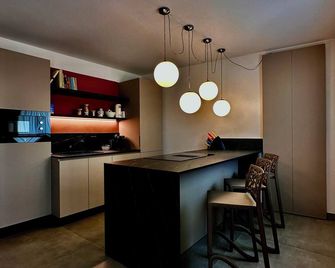 Casa Brunetta con sauna giardino e parcheggio privati - 卡瓦翁貝羅內斯 - 廚房