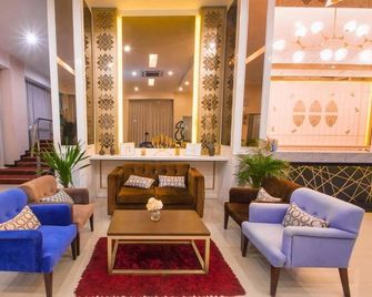 Daima Hotel Padang - Padang - Lounge