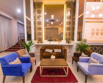 Daima Hotel Padang - Padang - Lounge