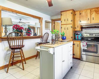 8 Mi to Scotts Bluff Nat'l Monument: Family Home - Scottsbluff - Cocina
