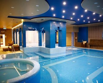 Golden Ball Club - גיור - בריכה