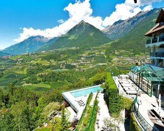Hotel Finkennest - Scena