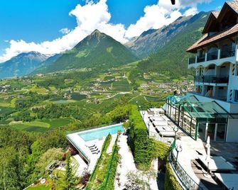 Hotel Finkennest - Scena