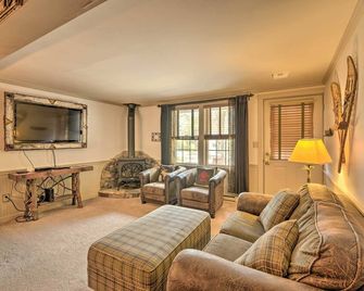 Townhome with Deck Walk to Mirror Lake and Main St! - Lake Placid - Sala de estar