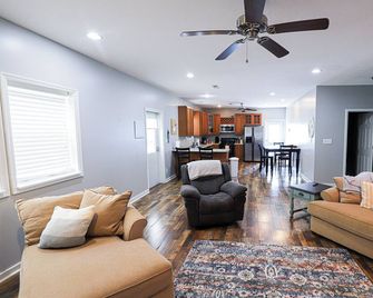 Spacious Home in Moors Community on KY Lake with Outdoor Hot Tub and Fire Pit - Gilbertsville - Living room
