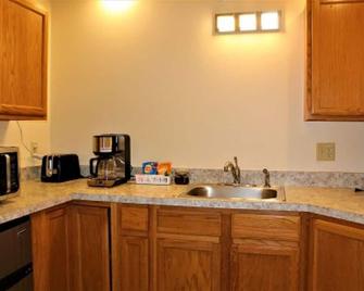525 Sprague 6 · Apartment just outside of downtown Kalamazoo - Kalamazoo - Kitchen
