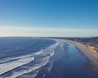 Cozy 2 Bedroom with Full Kitchen One Block from the Ocean!! - Crescent City - Strand
