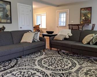 NEWLY renovated just minutes from Airport/Presque Isle! - Erie - Living room