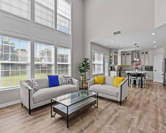 Upscale Family Home in Prime Reavencrest Location - Charlotte