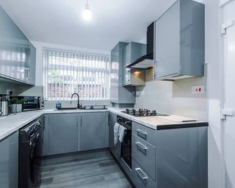 Kammili Properties - 2Bed House With Free WiFi & 15 Mins to Manchester Centre - Manchester