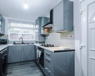 Kammili Properties - 2Bed House With Free WiFi & 15 Mins to Manchester Centre - Mánchester - Cocina