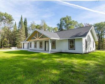 Up North Getaway! Sitting on Hole 16 - Golf Stay & Play - Sleeps up to 12 Guests - Staples - Edificio