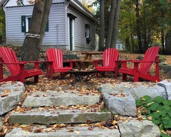Victoria Harbour Cottages Queen Bed Chalet - Midland - Binnenhof