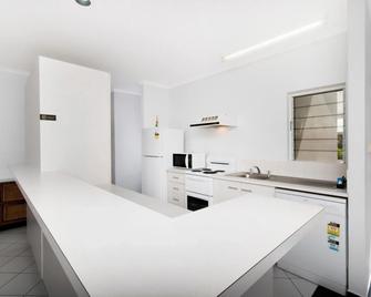 Nimrod Resort Apartments - Port Douglas - Kitchen