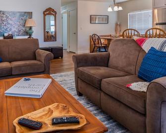 The J's Nest Cottage - Quiet Country Cottage with Mountain Views! - Bradley - Sala de estar