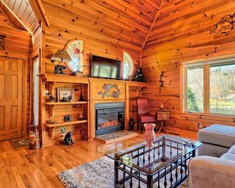 Upscale cabin in the north Ga. mountains on a peaceful pond. Pet friendly ! - Blairsville - Wohnzimmer