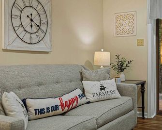 Frolic on Fern by Avantstay Enclosed Deck w/ Forest Views, Bar - Blakeslee
