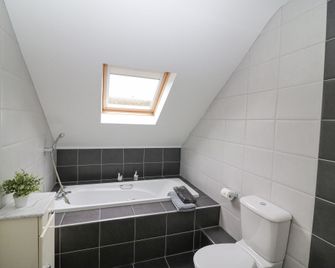 Rock Lawn Cottage - Ballylickey - Bathroom