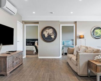 Bayview Luxury - Main St & Beach Cosy Fireplace - Mornington - Living room