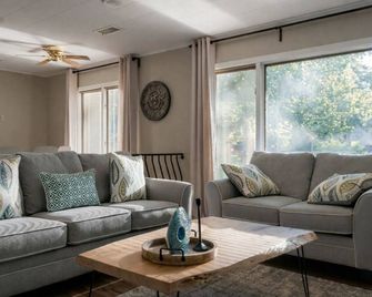 Welcome to Sanatoga Springs! Your private lake house. - Pottstown - Sala de estar