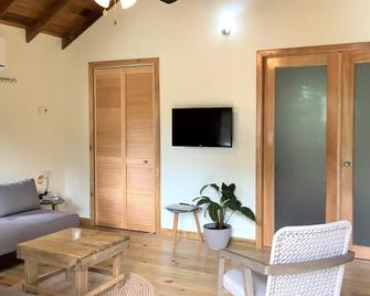 Located In A Quiet Corner Of West End Village Hub Of Roatans Tourism Center, - West End - Wohnzimmer