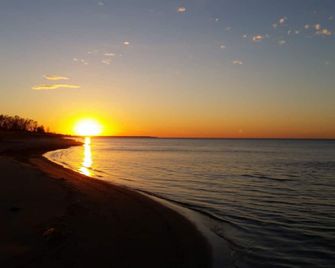 Bee 'n Bee Bed n' Breakfast - Lambton Shores - Beach