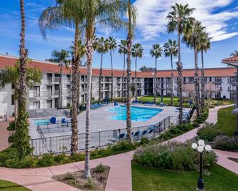 دبل تري باي هيلتون هوتل بيكرسفيلد - باكيرسفيلد - حوض السباحة