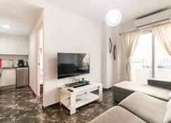 This nice and modern apartment is located in Torrevieja and offers two bedrooms, a fully equipped ki - Torrevieja - Olohuone