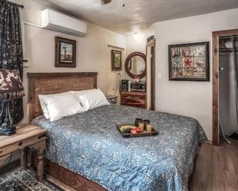 Enchanted Hideaway Cabins And Cottages - Ruidoso - Schlafzimmer