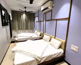 Hotel Vandana Palace - Surendranagar - Bedroom
