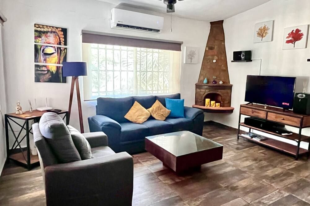 Villa Palmier Terrace, Garden & Serenity at PV - بورتو فولارتا - غرفة معيشة