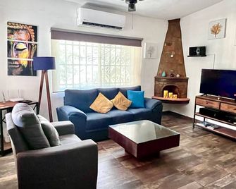 Villa Palmier Terrace, Garden & Serenity at PV - بورتو فولارتا - غرفة معيشة
