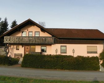 Gemütliches Feriendomizil mit Balkon, geräumig, voll ausgestattete Küche, kostenfreies WLAN - Weißenstadt - Building