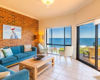 Ocean Views, 4 Ocean Street - Absolute Waterfront Retreat at Fishermans Bay - Anna Bay - Sala de estar