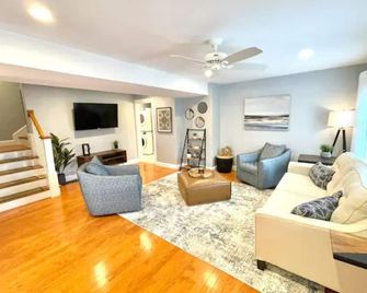 Harbor Vista House️ 3rd FLR deck,Walk to Portsmouth - Kittery - Living room