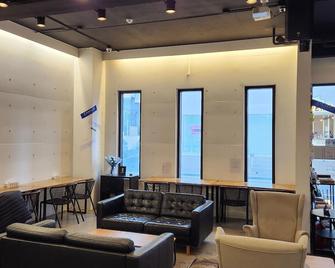 Canvas Black Guesthouse - Busan - Lounge