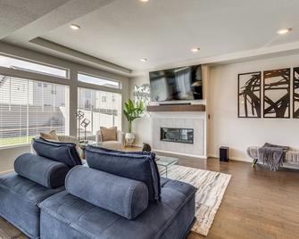 18 Mi to Dtwn Denver Home with Patio and BBQ - Aurora - Oturma odası