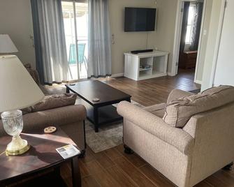 Cheerful Carefree Cottage with Stunning Lake Views - Warsaw - Living room