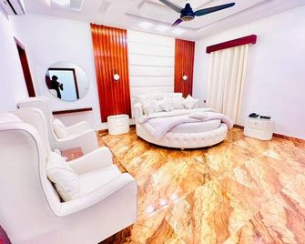 The Signature Hotel Multan - Multān - Bedroom