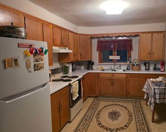 Tranquil 1-bedroom cabin with AC in charming Warren - Warren - Kitchen