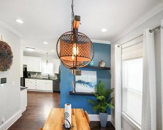 Modern Home in Historic Strawberry Hill w/ a view of Downtown KC - Pet Friendly - Kansas City - Restaurant