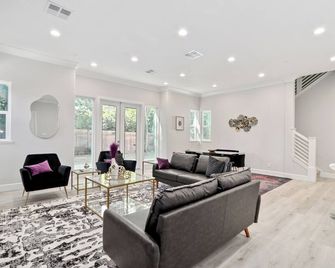 The Ayla Plan: 4br/3.5ba, 2600 Sq Ft, Near Campus - Davis - Living room