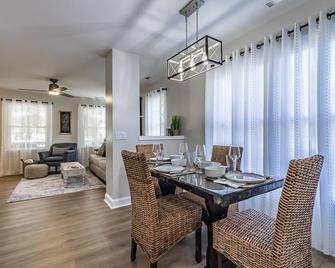 Newly Renovated listing! Cottage on Broad - Beaufort - Restaurante