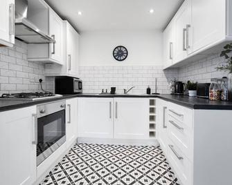 Poets Court - Modern 2 Bedroom Apartment - West Bromwich - Kitchen