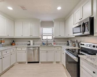 Beautiful Modern Home Pool for Groups and Families - Plano - Kitchen